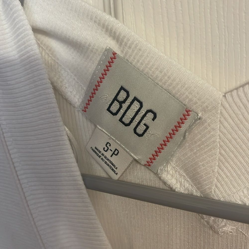 NWOT BDG Vneck Top Size Small - Picture 5 of 8